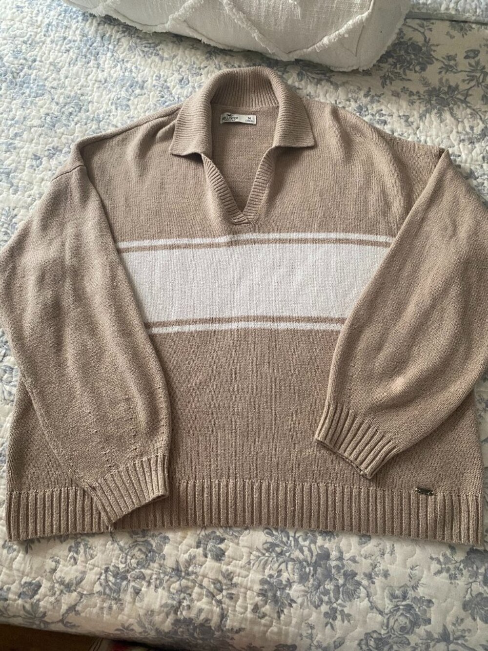 Hollister Women's Medium Tan/Beige Pullover Sweater Collared V neck
